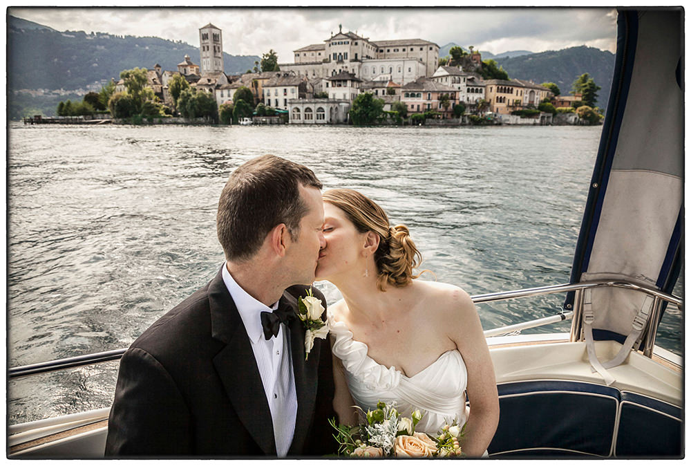 The bride can arrive in a boat